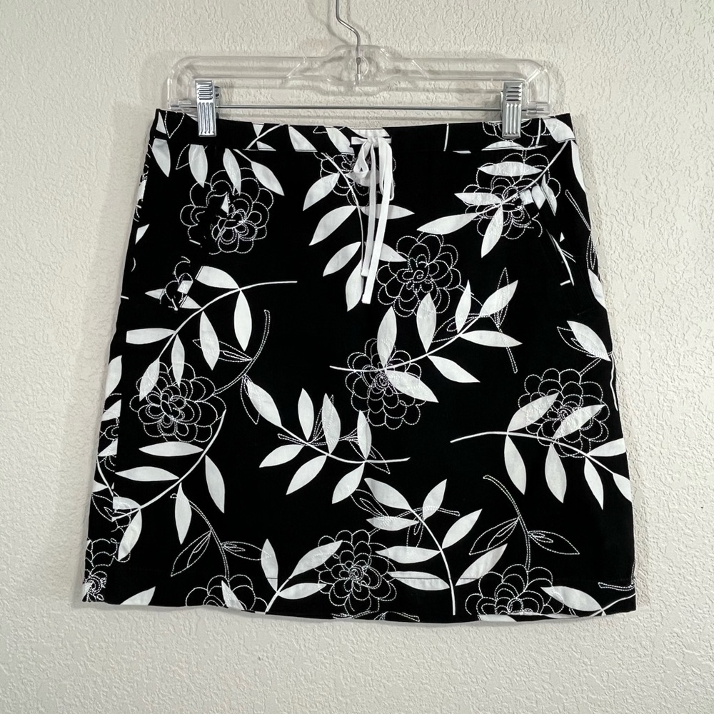 Ann Taylor LOFT ~ Black & White Floral Embroidered Skirt Size 6